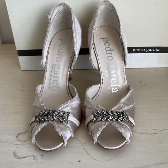 OPEN TOE SATIN PUMP - Picture 4 of 10